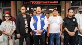 Ketua Karang Taruna Kabupaten Karawang, Dhani Sudirman bersama kuasa hukum saat memberikan keterangan di polres Karawang 