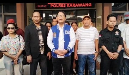 Ketua Karang Taruna Kabupaten Karawang, Dhani Sudirman bersama kuasa hukum saat memberikan keterangan di polres Karawang