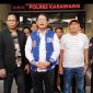 Ketua Karang Taruna Kabupaten Karawang, Dhani Sudirman bersama kuasa hukum saat memberikan keterangan di polres Karawang 