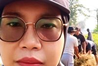 Keterangan Foto: Pemerintah Desa Pasirjengkol beserta warga melaksanakan kegiatan rutin kerjabakti sesuai arahan Bupati Karawang