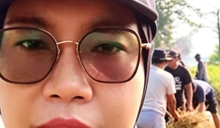 Keterangan Foto: Pemerintah Desa Pasirjengkol beserta warga melaksanakan kegiatan rutin kerjabakti sesuai arahan Bupati Karawang