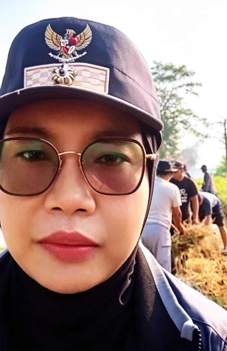 Keterangan Foto: Pemerintah Desa Pasirjengkol beserta warga melaksanakan kegiatan rutin kerjabakti sesuai arahan Bupati Karawang
