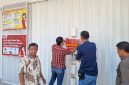 Saat dilakukan penyegelan Alfamart Kalijaya oleh Satpol PP kabupaten Karawang 
