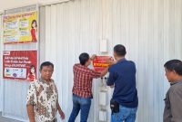Saat dilakukan penyegelan Alfamart Kalijaya oleh Satpol PP kabupaten Karawang 
