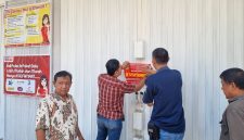 Saat dilakukan penyegelan Alfamart Kalijaya oleh Satpol PP kabupaten Karawang