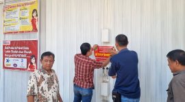 Saat dilakukan penyegelan Alfamart Kalijaya oleh Satpol PP kabupaten Karawang 