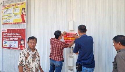 Saat dilakukan penyegelan Alfamart Kalijaya oleh Satpol PP kabupaten Karawang