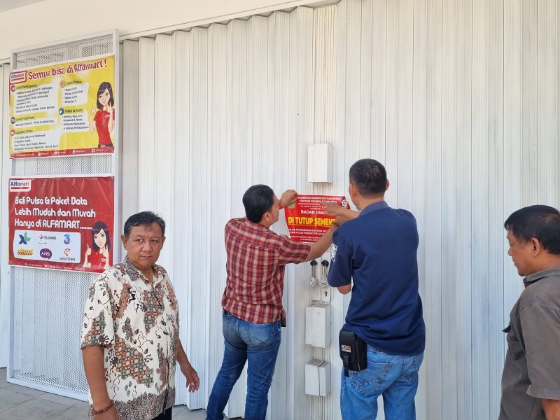 Saat dilakukan penyegelan Alfamart Kalijaya oleh Satpol PP kabupaten Karawang 