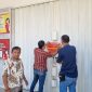 Saat dilakukan penyegelan Alfamart Kalijaya oleh Satpol PP kabupaten Karawang 