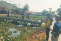 Perum Jasa Tirta (PJT) wilayah Pedes melaksanakan kegiatan gotong royong (gorol) membersihkan saluran irigasi (foto: istimewa)