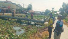 Perum Jasa Tirta (PJT) wilayah Pedes melaksanakan kegiatan gotong royong (gorol) membersihkan saluran irigasi (foto: istimewa)