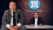 Keterangan Foto: Ketua Dewan Pers Komaruddin Hidayat dan Pengacara Hotman Paris Hutapea