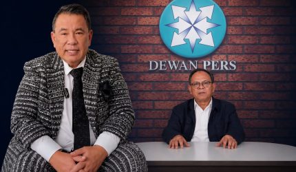 Keterangan Foto: Ketua Dewan Pers Komaruddin Hidayat dan Pengacara Hotman Paris Hutapea