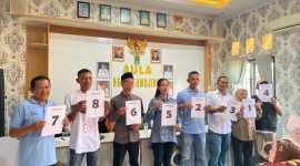 Keterangan Foto: Delapan Calon Anggota Keterangan Foto: Delapan Calon Anggota Badan Permusyawaratan Desa (BPD) Desa Kamojing, Kecamatan Cikampek, Kabupaten Karawang siap bertarung merebut hati masyarakat (doc istimewa) 