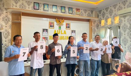 Keterangan Foto: Delapan Calon Anggota Keterangan Foto: Delapan Calon Anggota Badan Permusyawaratan Desa (BPD) Desa Kamojing, Kecamatan Cikampek, Kabupaten Karawang siap bertarung merebut hati masyarakat (doc istimewa)