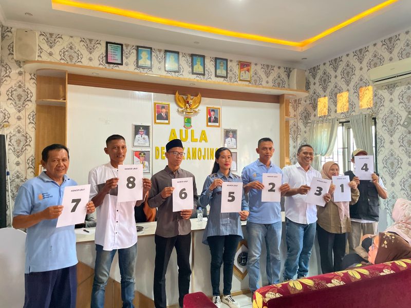 Keterangan Foto: Delapan Calon Anggota Keterangan Foto: Delapan Calon Anggota Badan Permusyawaratan Desa (BPD) Desa Kamojing, Kecamatan Cikampek, Kabupaten Karawang siap bertarung merebut hati masyarakat (doc istimewa) 