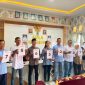 Keterangan Foto: Delapan Calon Anggota Keterangan Foto: Delapan Calon Anggota Badan Permusyawaratan Desa (BPD) Desa Kamojing, Kecamatan Cikampek, Kabupaten Karawang siap bertarung merebut hati masyarakat (doc istimewa) 