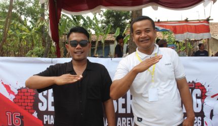 Keterangan Foto: Kosim Taryana Ketua Karang Taruna Bhakti Remaja Kelurahan Plawad (Kiri) dan Asep Arab Ketua Panitia Pelaksana acara HUT RI ke 81(Kanan)