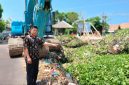 Camat Kutawaluya Karta Wijaya saat di lokasi normalisasi 