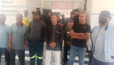 Gambar saat warga beraudensi dengan pihak kecamatan Kutawaluya