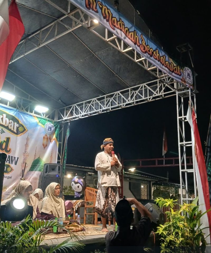 Keterangan Poto: Warga Perum Villa Karawangi menggelar peringatan Maulid Nabi Muhammad SAW