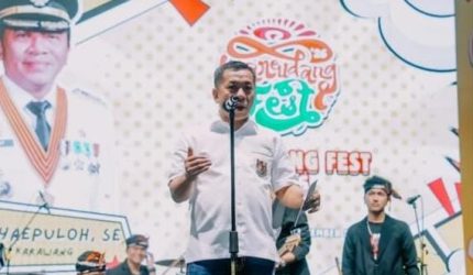 Dok.HUT Karawang ke-393 Ditutup Meriah, Ribuan Warga Padati Hareudang Fest dan Bergoyang Bersama Ade Astrid