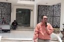 Keterangan photo: Puga Hilal Bayhaqie pegiat media sosial melakukan aksi didepan dinas pendidikan dan kebudayaan karawang