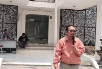 Keterangan photo: Puga Hilal Bayhaqie pegiat media sosial melakukan aksi didepan dinas pendidikan dan kebudayaan karawang
