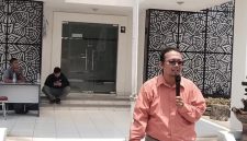 Keterangan photo: Puga Hilal Bayhaqie pegiat media sosial melakukan aksi didepan dinas pendidikan dan kebudayaan karawang