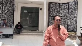 Keterangan photo: Puga Hilal Bayhaqie pegiat media sosial melakukan aksi didepan dinas pendidikan dan kebudayaan karawang