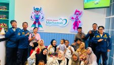 Doc istimewa: petugas Damkar Pos 1 Rengasdengklok saat mengantar sunatan warga Amansari Rengasdengklok