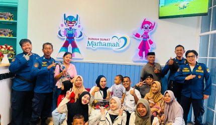 Doc istimewa: petugas Damkar Pos 1 Rengasdengklok saat mengantar sunatan warga Amansari Rengasdengklok