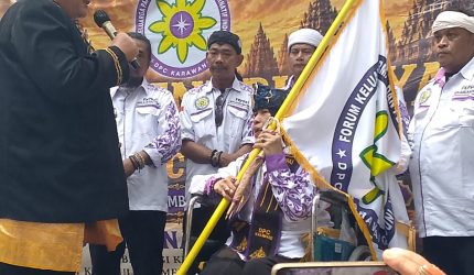 Dokumentasi : Suasana kebersamaan dan silaturahmi antarorganisasi serta paguyuban mewarnai kegiatan Milangkala ke-8, deklarasi dan pengukuhan Ketua DPC Forum Keluarga Paranormal dan Penyembuh Alternatif Indonesia (FKPPAI) Kabupaten Karawang, yang berlangsung di Kampung Budaya Karawang, Minggu (27/09/2026).