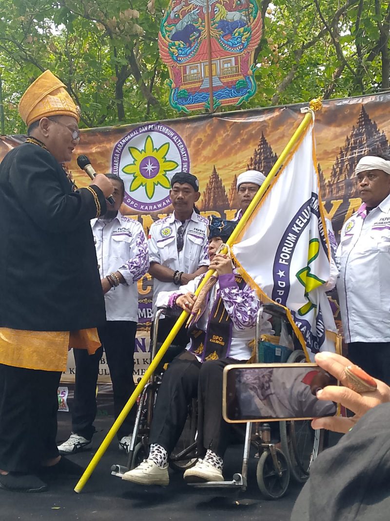 Dokumentasi : Suasana kebersamaan dan silaturahmi antarorganisasi serta paguyuban mewarnai kegiatan Milangkala ke-8, deklarasi dan pengukuhan Ketua DPC Forum Keluarga Paranormal dan Penyembuh Alternatif Indonesia (FKPPAI) Kabupaten Karawang, yang berlangsung di Kampung Budaya Karawang, Minggu (27/09/2026).