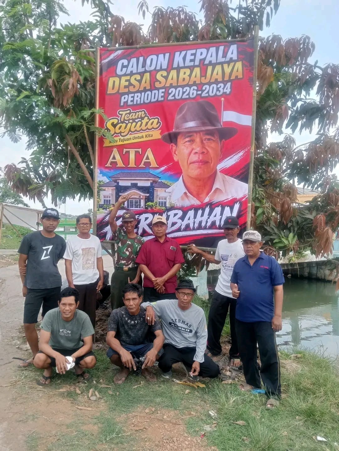 Dokumentasi : Pada saat Warga Berpoto di Hadapan Baliho 