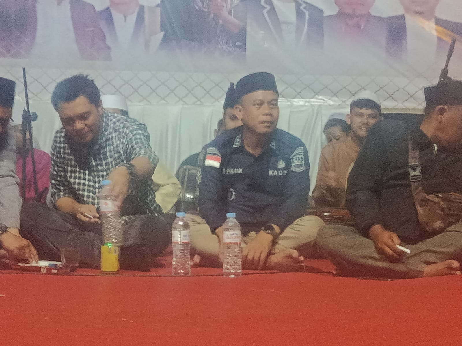 Dokumentasi : Pada saat Kepala Desa Karya Sari Asur Pudian Berpoto dengan K.H. Nana Gerhana Di atas Panggung Pada acara Maulid Nabi