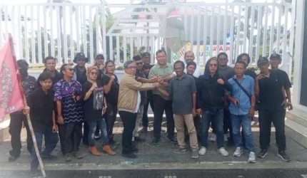 Dokumentasi pada saat Memperingati Hari Tani Nasional 2026, Paguyuban Pemuda Tani Karawang (PPTK) bersama Serikat Tani Karawang (SETAKAR) menggelar aksi unjuk rasa di depan Kantor Bupati Karawang, Kamis (24/09/2026).