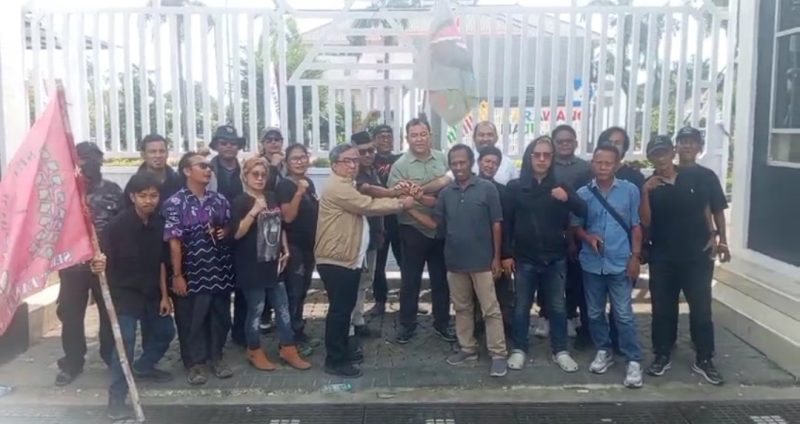 Dokumentasi pada saat Memperingati Hari Tani Nasional 2026, Paguyuban Pemuda Tani Karawang (PPTK) bersama Serikat Tani Karawang (SETAKAR) menggelar aksi unjuk rasa di depan Kantor Bupati Karawang, Kamis (24/09/2026).