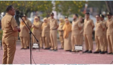 Dokumentasi : Pemerintah Kabupaten Karawang menggelar apel pagi rutin di lingkungan Sekretariat Daerah (Setda) Kabupaten Karawang pada Senin (28/09/2026).