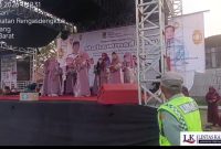 Dokumentasi : Gema selawat dan suasana religius mewarnai Lapangan GB PKK 5, Desa Karyasari, Kecamatan Rengasdengklok, Kabupaten Karawang, Selasa (29/9/2026) sore.