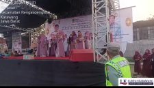 Dokumentasi : Gema selawat dan suasana religius mewarnai Lapangan GB PKK 5, Desa Karyasari, Kecamatan Rengasdengklok, Kabupaten Karawang, Selasa (29/9/2026) sore.