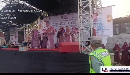 Dokumentasi : Gema selawat dan suasana religius mewarnai Lapangan GB PKK 5, Desa Karyasari, Kecamatan Rengasdengklok, Kabupaten Karawang, Selasa (29/9/2026) sore.
