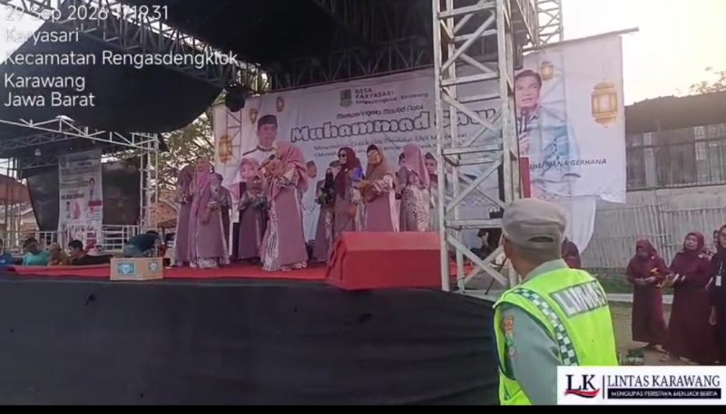 Dokumentasi : Gema selawat dan suasana religius mewarnai Lapangan GB PKK 5, Desa Karyasari, Kecamatan Rengasdengklok, Kabupaten Karawang, Selasa (29/9/2026) sore.