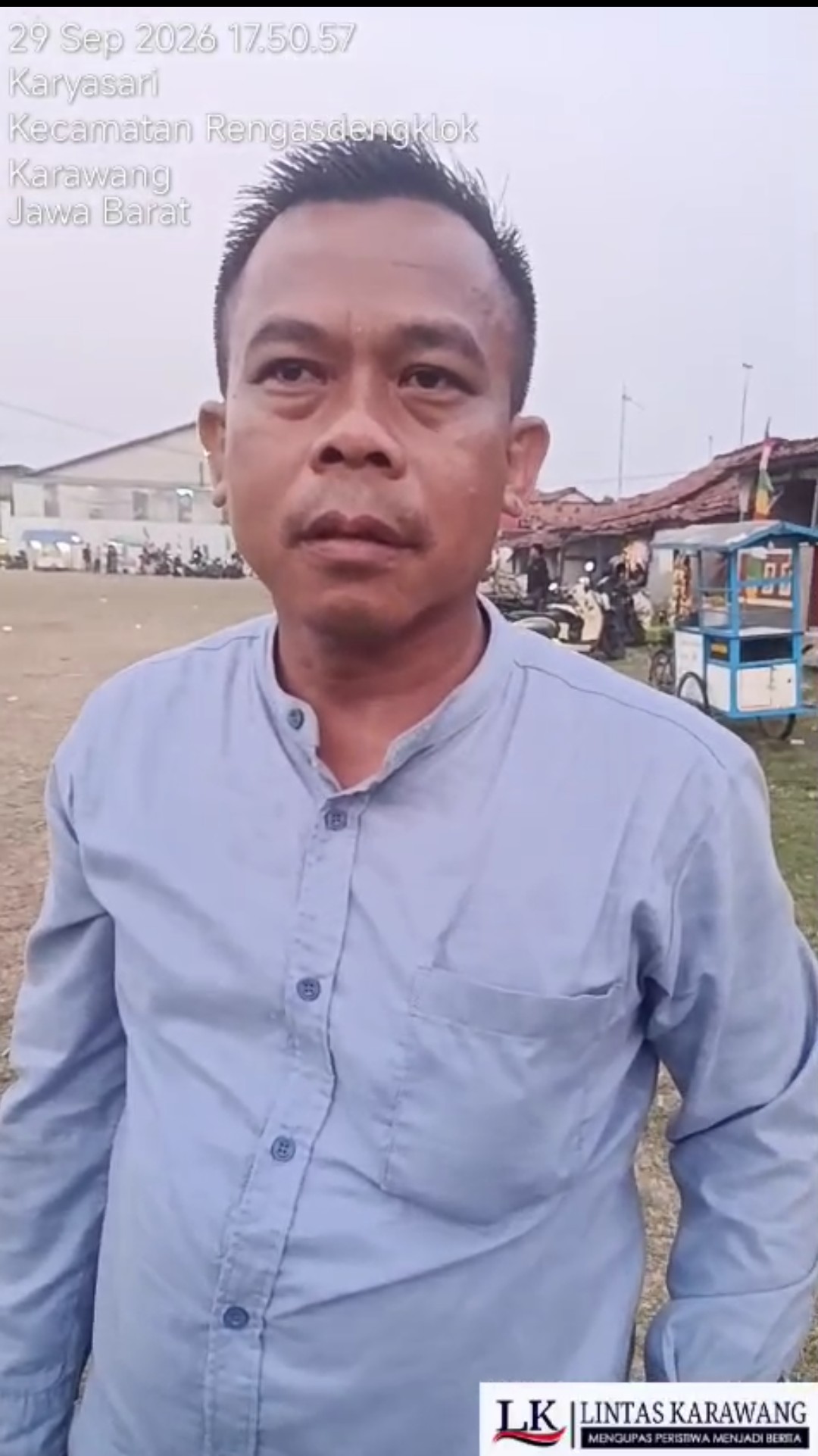 Dokumentasi pada Saat Kepala Desa Karyasari, Asur Pudian di Mintai Keterangan Oleh Media Lintaskarawang.com