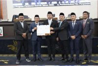 Dokumentasi : Pemerintah Kabupaten (Pemkab) Karawang bersama Dewan Perwakilan Rakyat Daerah (DPRD) Kabupaten Karawang resmi menyepakati Rancangan Peraturan Daerah (Raperda) tentang Perubahan Anggaran Pendapatan dan Belanja Daerah (APBD) Tahun Anggaran 2026.