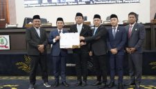 Dokumentasi : Pemerintah Kabupaten (Pemkab) Karawang bersama Dewan Perwakilan Rakyat Daerah (DPRD) Kabupaten Karawang resmi menyepakati Rancangan Peraturan Daerah (Raperda) tentang Perubahan Anggaran Pendapatan dan Belanja Daerah (APBD) Tahun Anggaran 2026.