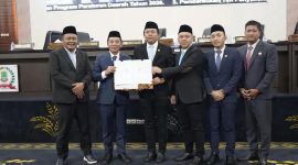 Dokumentasi : Pemerintah Kabupaten (Pemkab) Karawang bersama Dewan Perwakilan Rakyat Daerah (DPRD) Kabupaten Karawang resmi menyepakati Rancangan Peraturan Daerah (Raperda) tentang Perubahan Anggaran Pendapatan dan Belanja Daerah (APBD) Tahun Anggaran 2026.