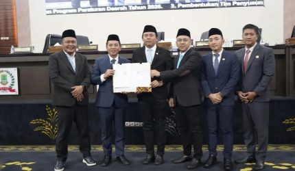 Dokumentasi : Pemerintah Kabupaten (Pemkab) Karawang bersama Dewan Perwakilan Rakyat Daerah (DPRD) Kabupaten Karawang resmi menyepakati Rancangan Peraturan Daerah (Raperda) tentang Perubahan Anggaran Pendapatan dan Belanja Daerah (APBD) Tahun Anggaran 2026.