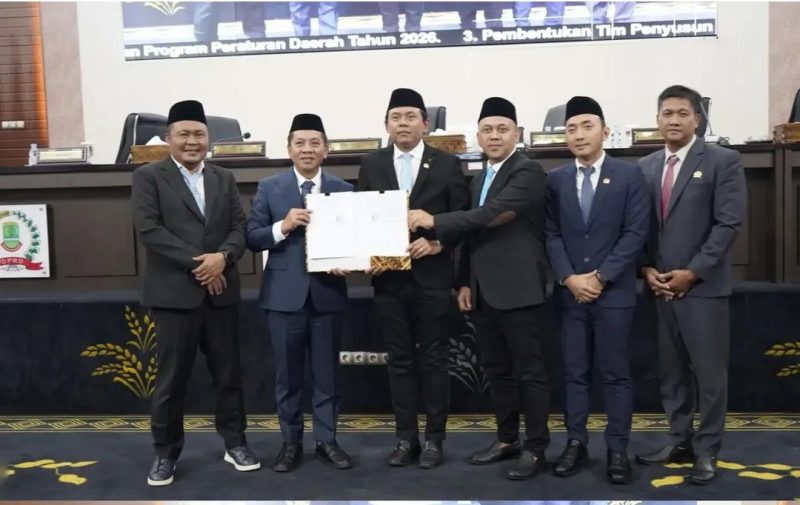 Dokumentasi : Pemerintah Kabupaten (Pemkab) Karawang bersama Dewan Perwakilan Rakyat Daerah (DPRD) Kabupaten Karawang resmi menyepakati Rancangan Peraturan Daerah (Raperda) tentang Perubahan Anggaran Pendapatan dan Belanja Daerah (APBD) Tahun Anggaran 2026.