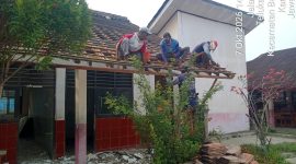 Dokumentasi : Sejumlah pekerja terlihat melakukan pekerjaan di bagian atap bangunan tanpa menggunakan alat pelindung diri (APD) yang memadai.